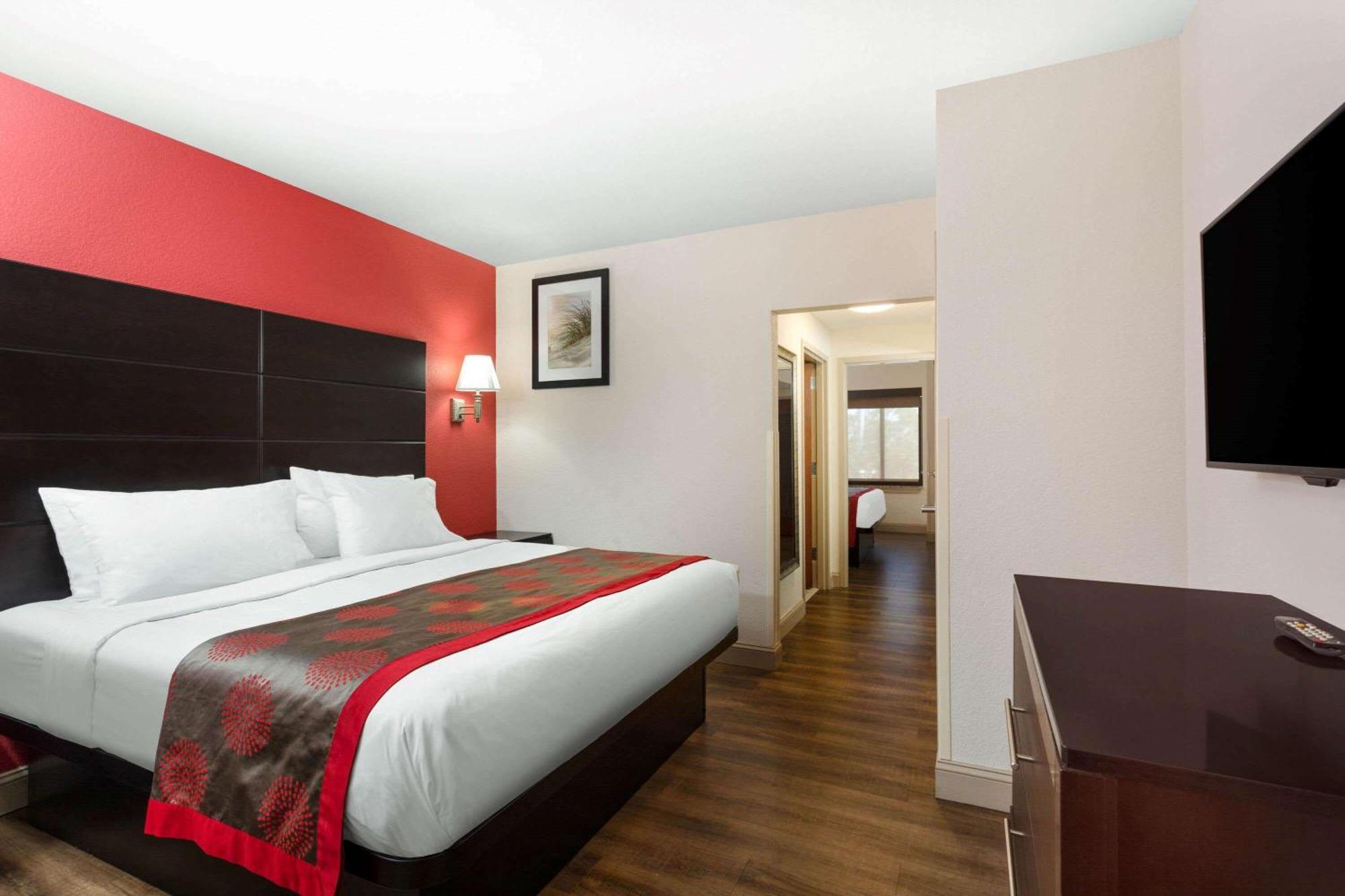 King Suite with Two King Beds - Non-Smoking,1276504111:JPEG