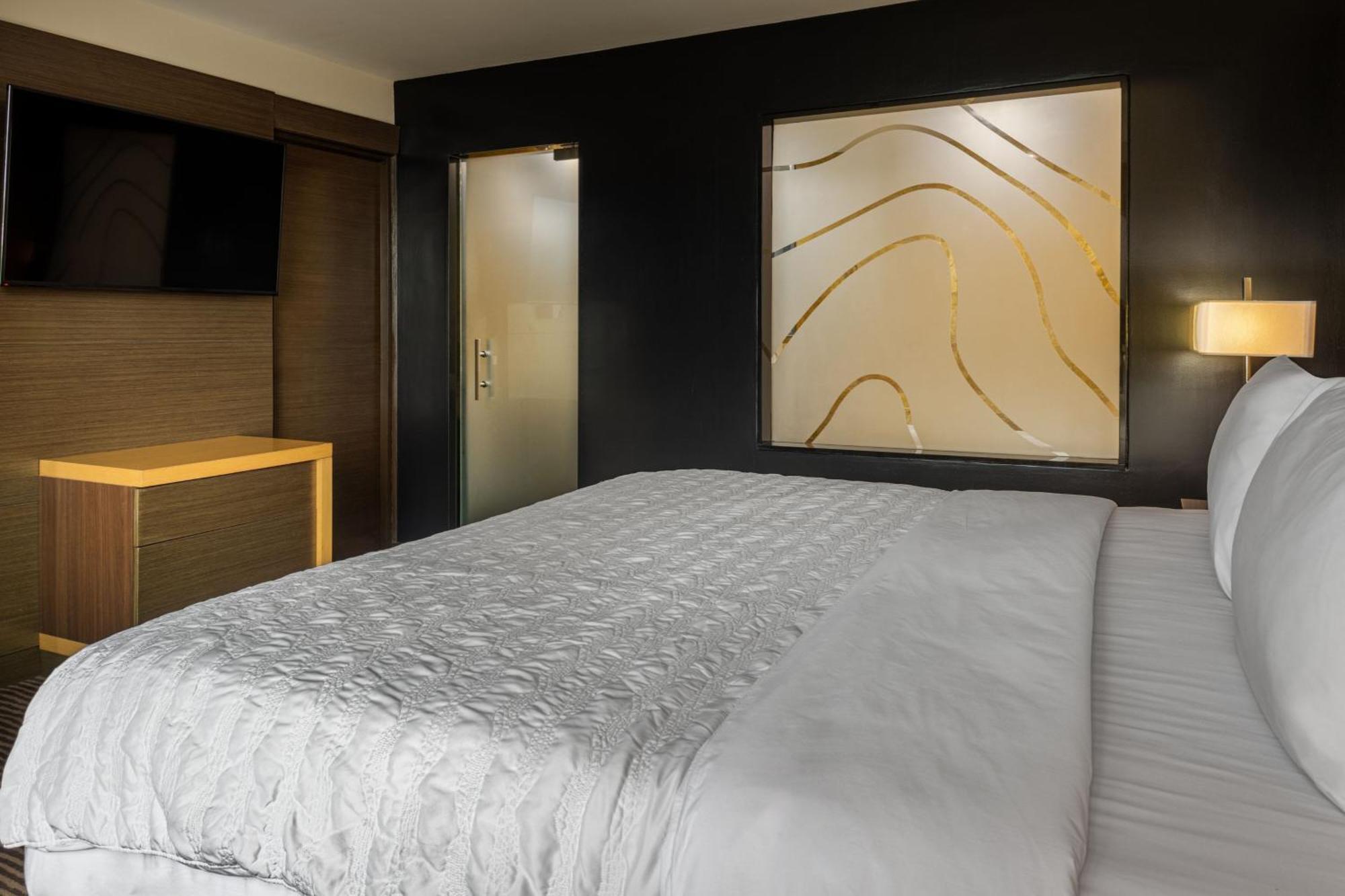 Gold Suite Club lounge access 1 Bedroom Suite 1 King,1565155639:JPEG